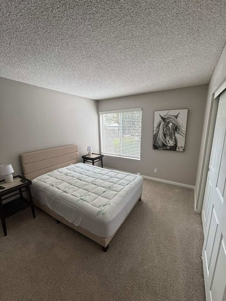 Partially furnished room 