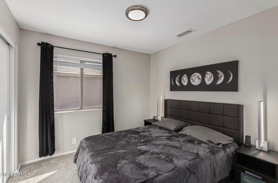 Guest bedroom with Shared Bathroom Available 