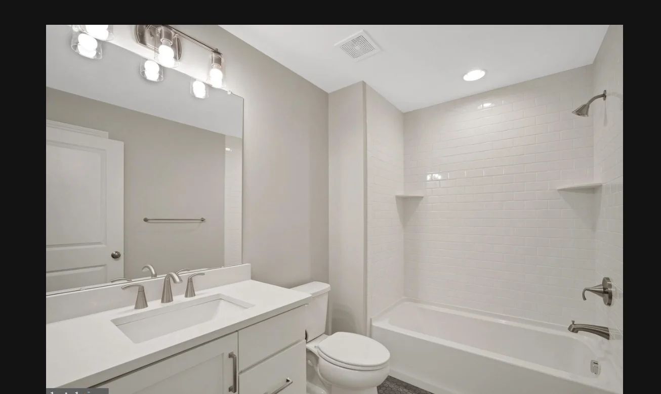 Beautiful, Clean Bedroom in a conveniently located Home