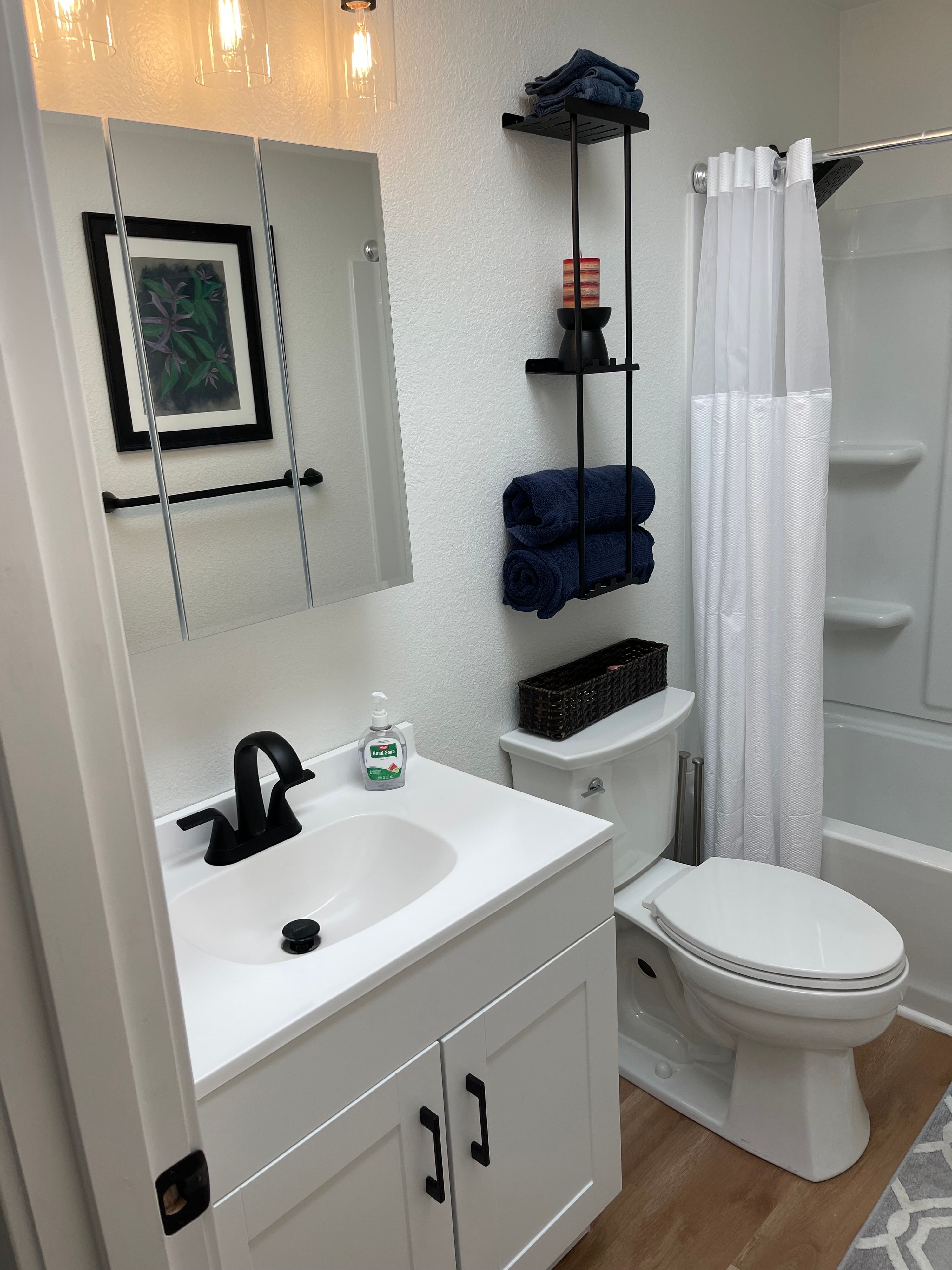 Furnished Room with Semi-Private Bath in Quiet Neighborhood - Olympia