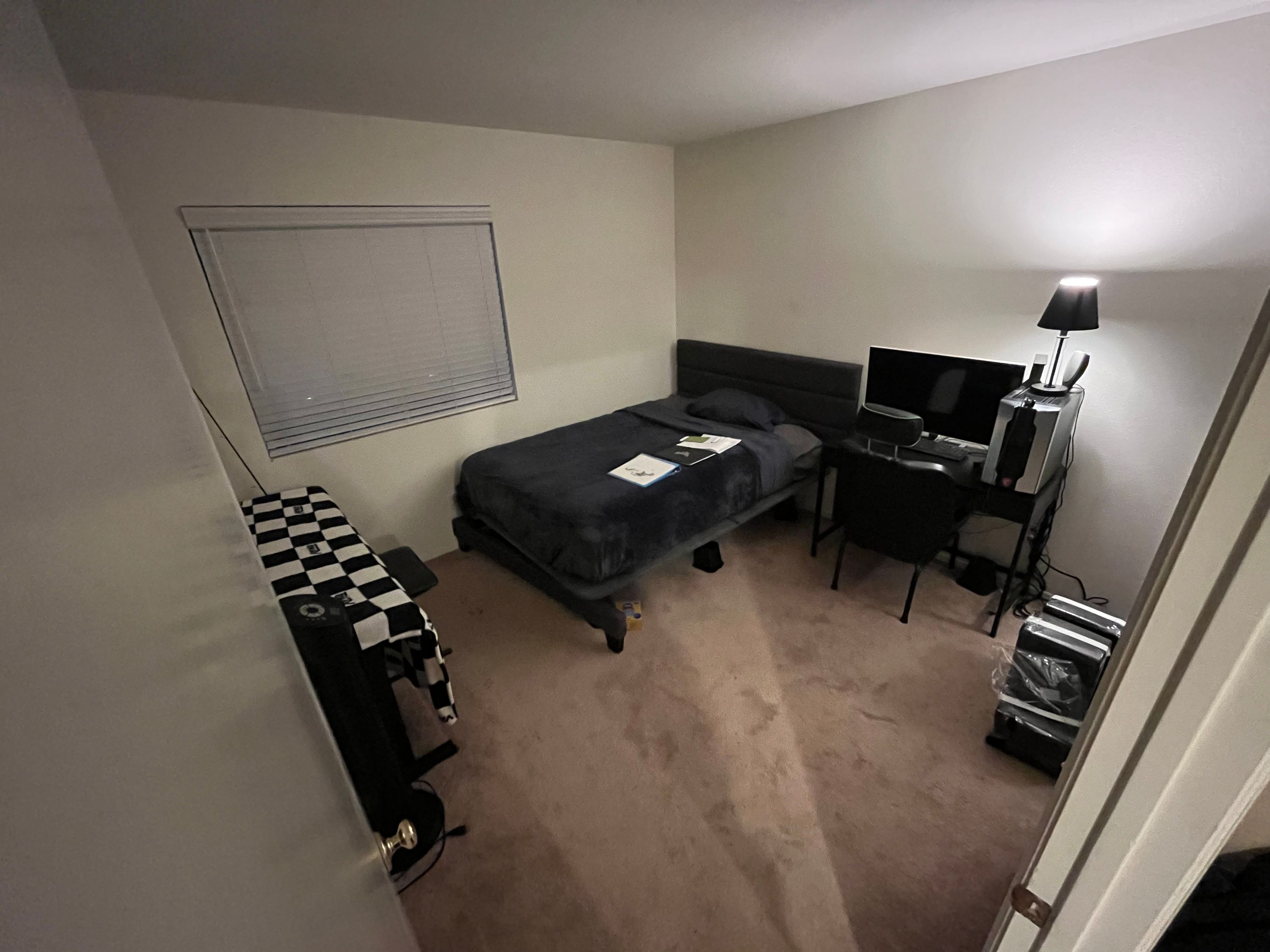 Private room + shared bathroom in Christian townhouse