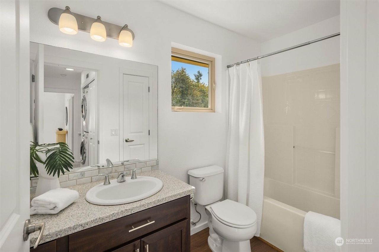 1B/1B Available in 3B/2.5B Townhome in Issaquah Talus for 1 Male Roommate