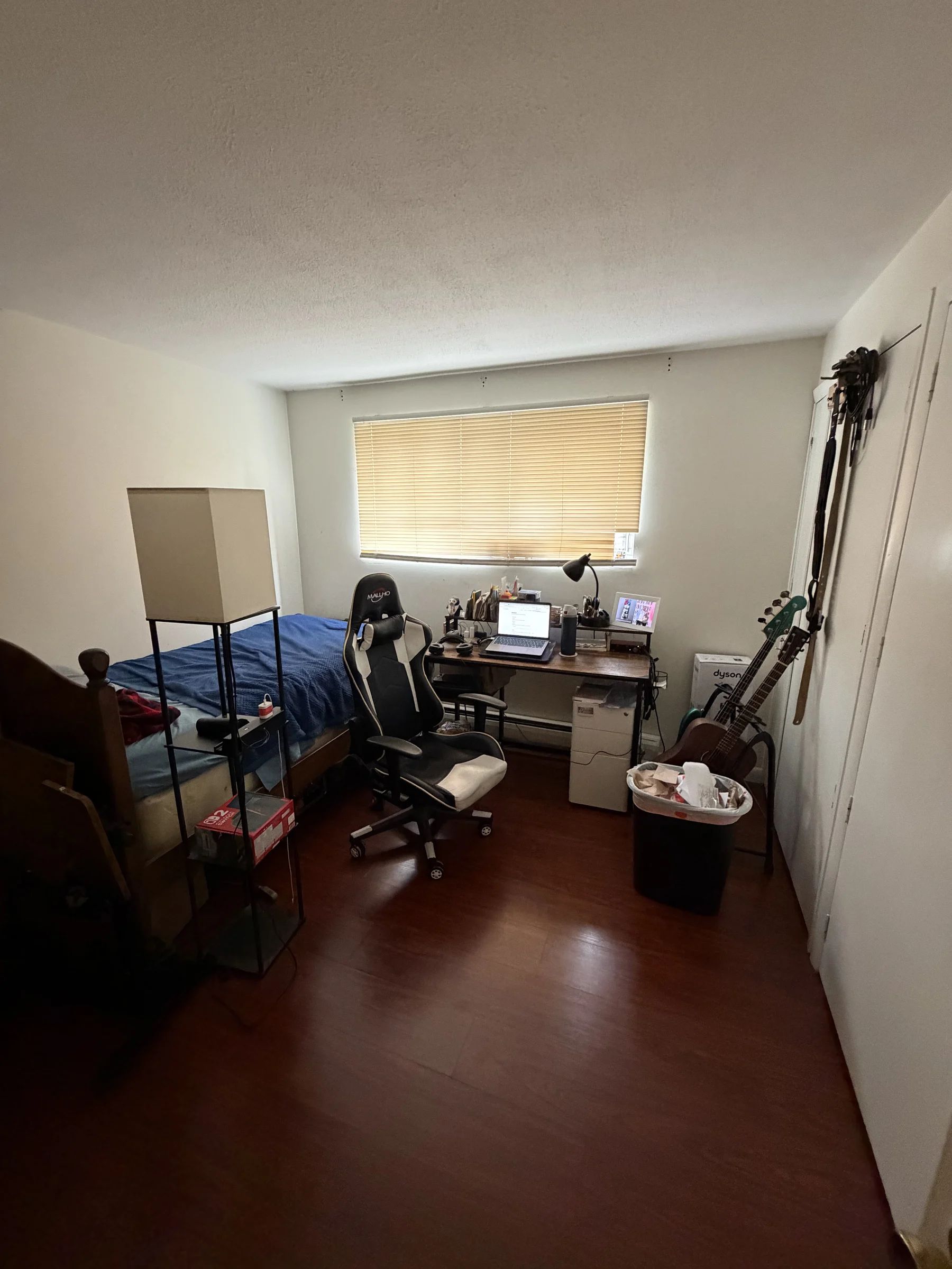 Room for rent w/ parking space, convenient location